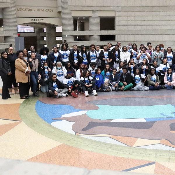三人组的工作人员和来自底特律高中的学生在查尔斯H. 赖特非裔美国人历史博物馆.